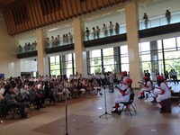 アコースティック編成でのライブの様子。