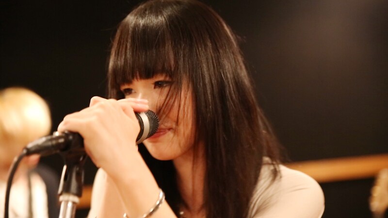 リハーサル時の蟻（Vo）。