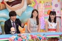 左から内村光良、マギー、下村実生。(c)日本テレビ