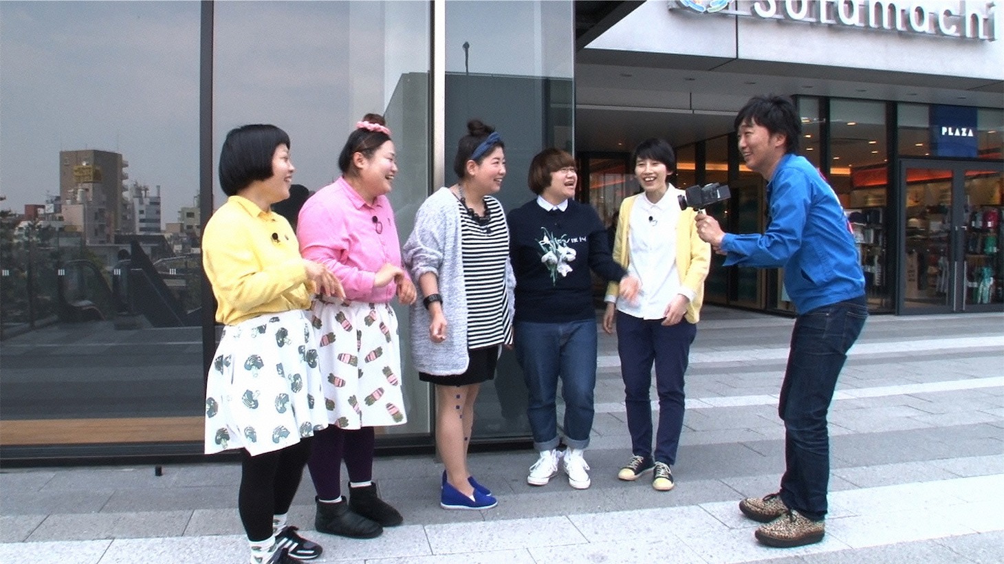 左からおかずクラブのオカリナとゆいP、馬場園梓、ハリセンボンの近藤春菜と箕輪はるな、小沢一敬。(c)日本テレビ