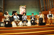 羊毛とおはな「千葉はな お別れ会」の様子。左から市川和則（G）とライブのサポートメンバーの塚本亮（Key）、須長和広（B）、神谷洵平（Dr）、武嶋聡（Flute, Sax）、田中佑司（Percussion, Piano）。