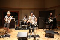 WHITE ASHの生演奏の様子。