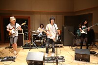 WHITE ASHの生演奏の様子。