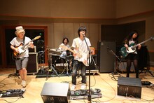 WHITE ASHの生演奏の様子。