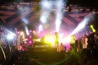 「人間交差点 2015」でのRHYMESTERとMOUNTAIN MOCHA KILIMANJARO。（撮影：渡辺志功）