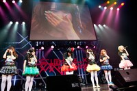 全国ツアーとZepp Tokyoでのワンマンライブ開催がサプライズ発表され、涙を流す妄想キャリブレーション。