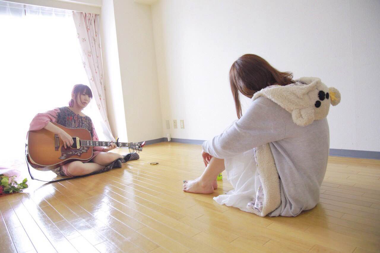 自宅でライブを行う大森靖子（左）。