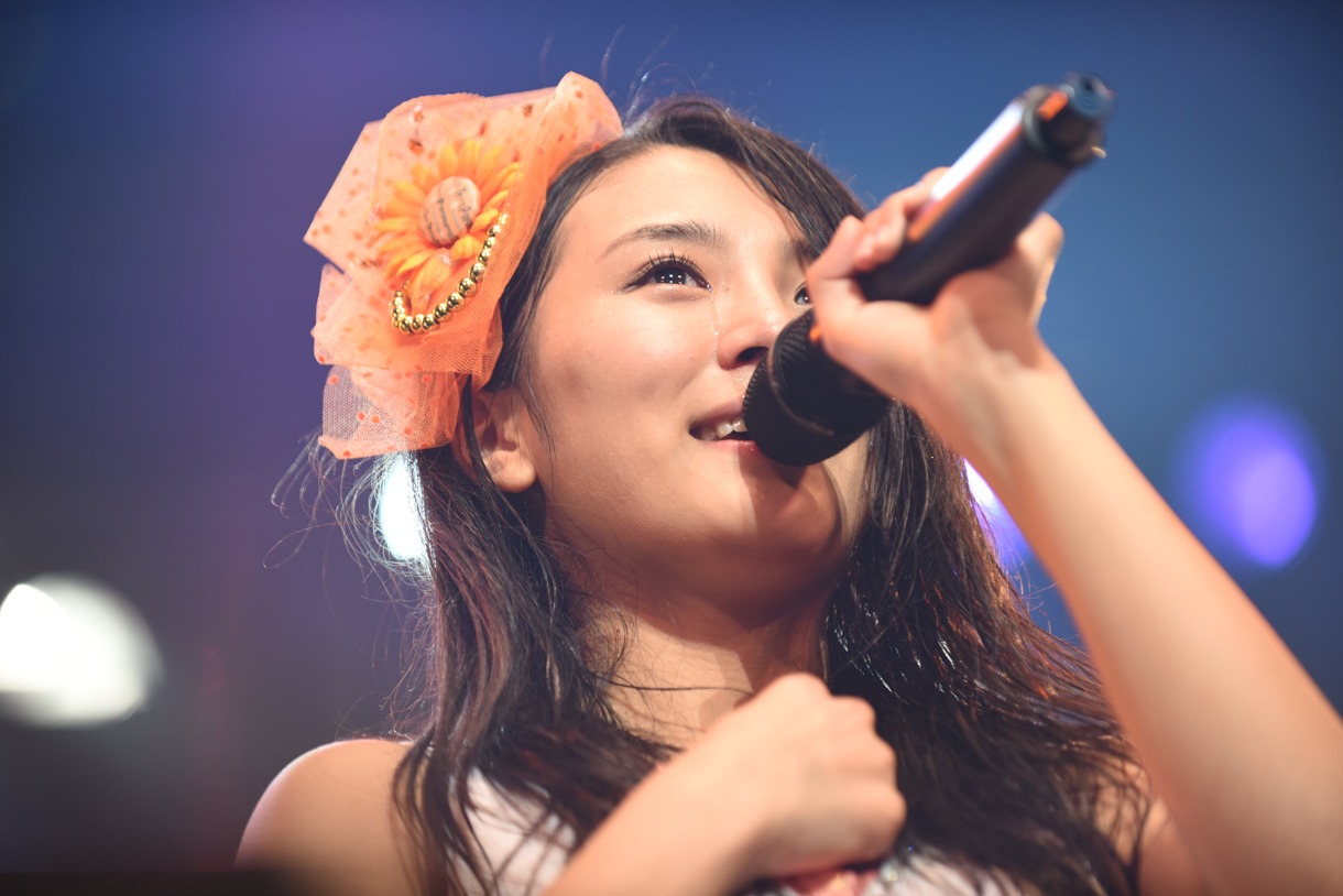 涙ながらに感謝の気持ちを伝える高嶋菜七。