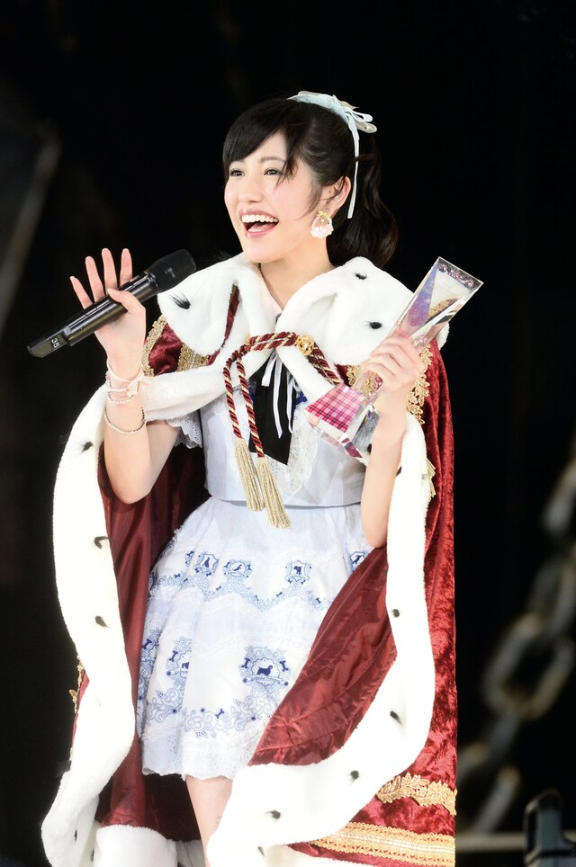 昨年実施された「AKB48 37thシングル選抜総選挙 夢の現在地～ライバルはどこだ？～」で1位を獲得した渡辺麻友。（c）AKS