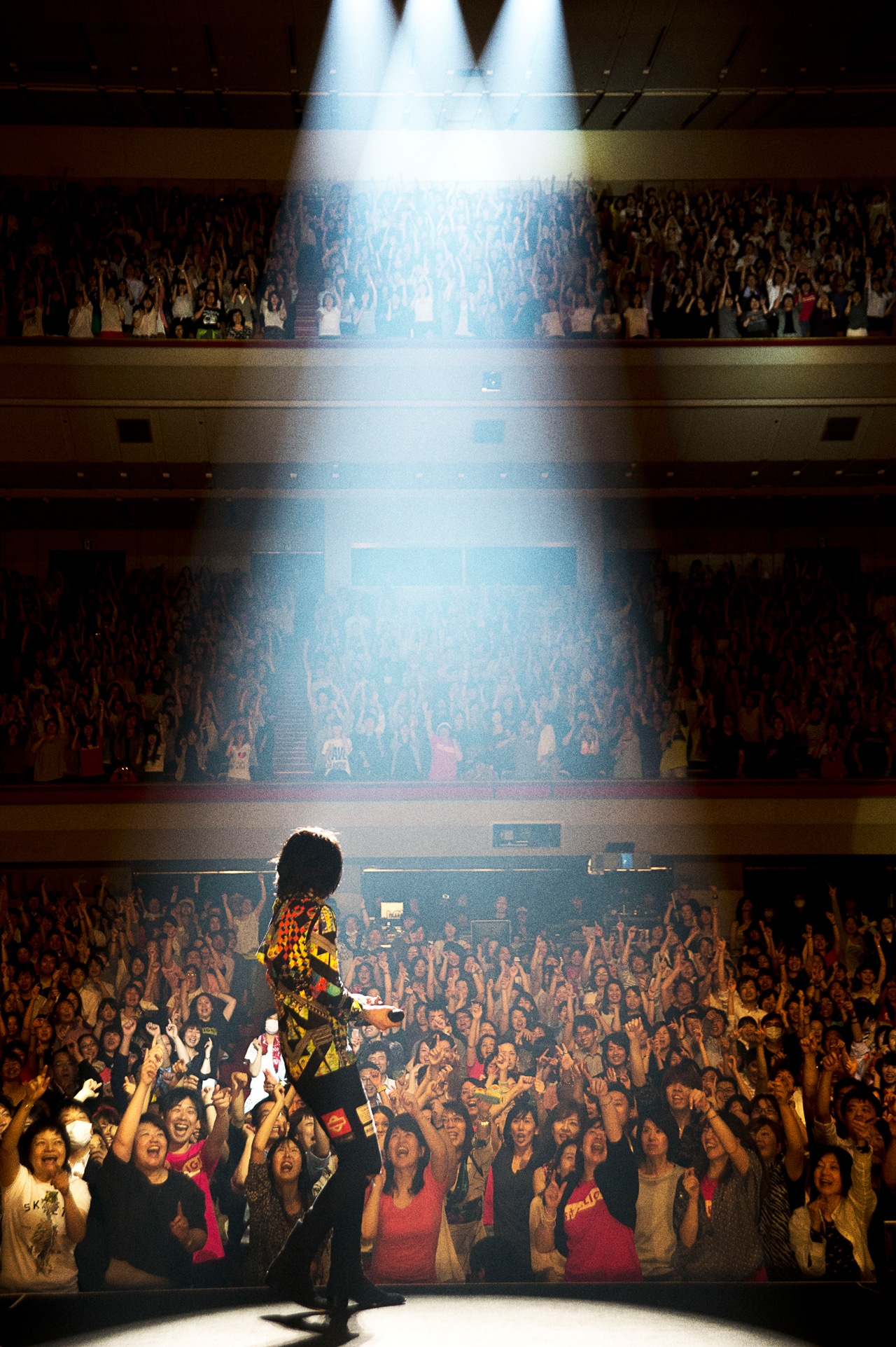 吉井和哉「YOSHII KAZUYA STARLIGHT TOUR 2015」の様子。（撮影：有賀幹夫）