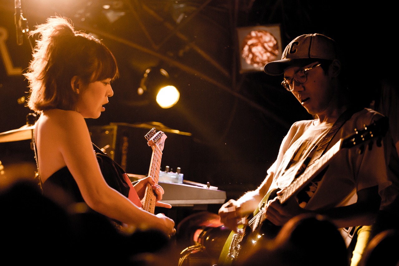 日暮愛葉（Vo, G）と一ノ瀬雄太（G）。（Photo by mika nakanoko）