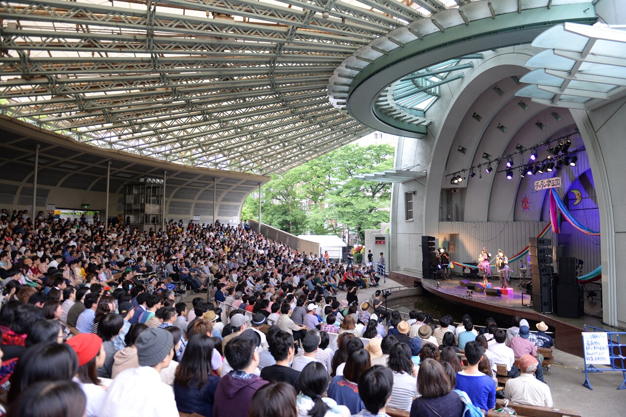 「チャラン・ポ・ランタン ツアー2015『唄とアコーディオンの姉妹劇場千秋楽 ～結成6周年記念～』“ブタ音楽祭”」の様子。