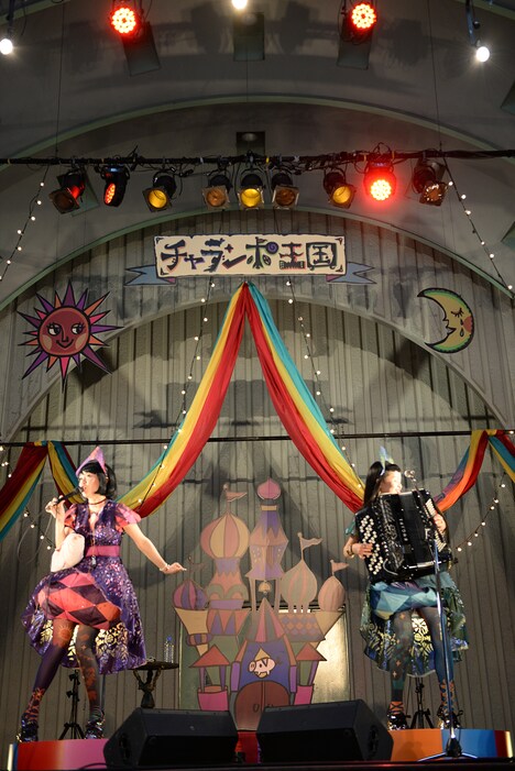 「チャラン・ポ・ランタン ツアー2015『唄とアコーディオンの姉妹劇場千秋楽 ～結成6周年記念～』“ブタ音楽祭”」の様子。