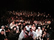 終演後にステージ上から撮影された、出演者たちを集めての記念写真。