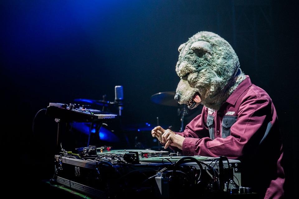 5月17日に行われたMAN WITH A MISSION「Seven Deadly Sins Tour 2015～七つの対バン～」大阪・Zepp Namba公演の様子。