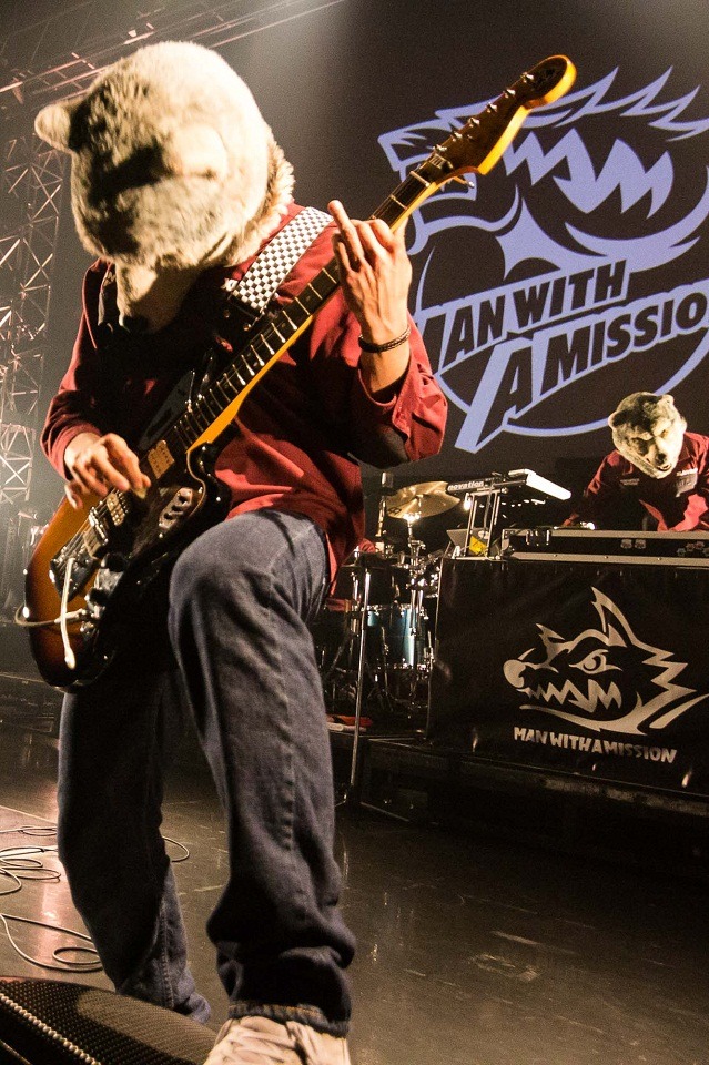 5月17日に行われたMAN WITH A MISSION「Seven Deadly Sins Tour 2015～七つの対バン～」大阪・Zepp Namba公演の様子。