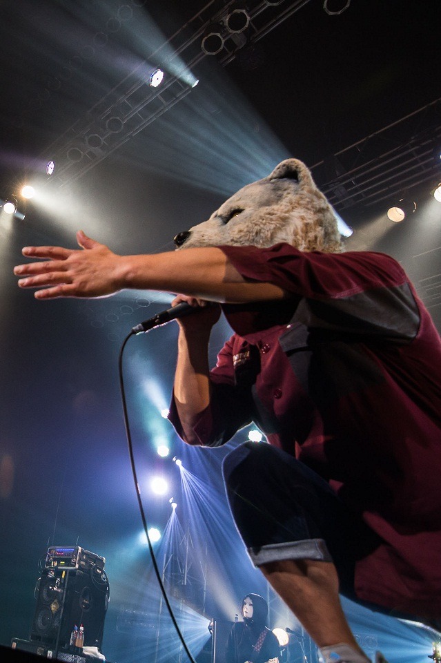 5月17日に行われたMAN WITH A MISSION「Seven Deadly Sins Tour 2015～七つの対バン～」大阪・Zepp Namba公演の様子。