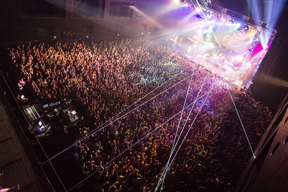 5月17日に行われたMAN WITH A MISSION「Seven Deadly Sins Tour 2015～七つの対バン～」大阪・Zepp Namba公演の様子。