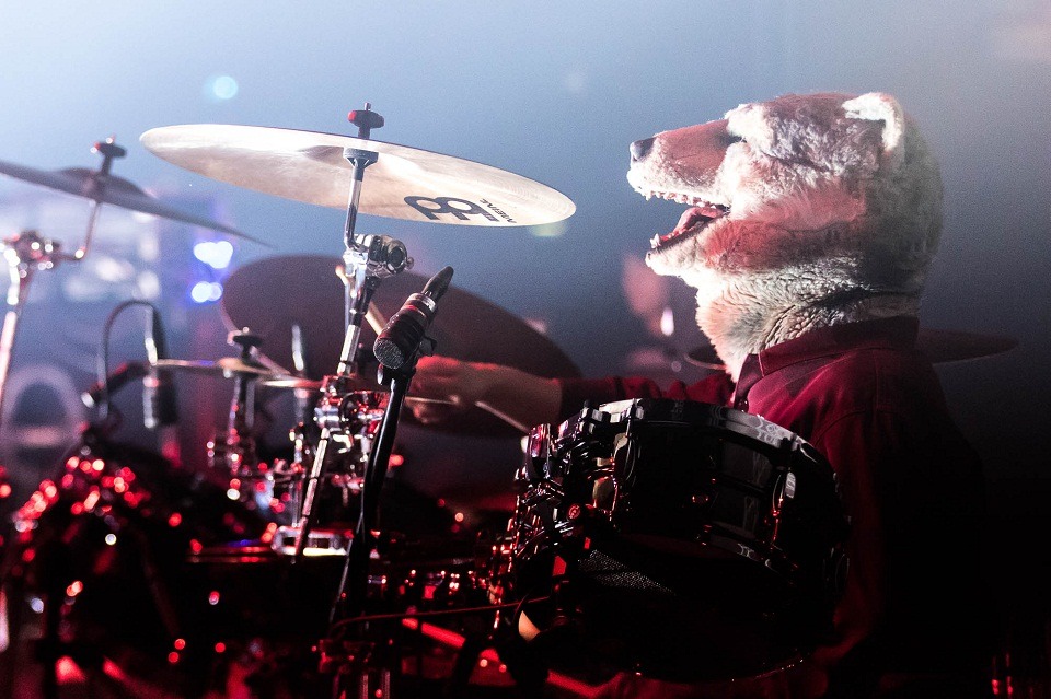 5月17日に行われたMAN WITH A MISSION「Seven Deadly Sins Tour 2015～七つの対バン～」大阪・Zepp Namba公演の様子。