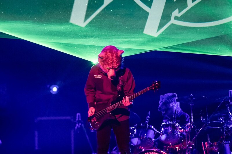 5月17日に行われたMAN WITH A MISSION「Seven Deadly Sins Tour 2015～七つの対バン～」大阪・Zepp Namba公演の様子。