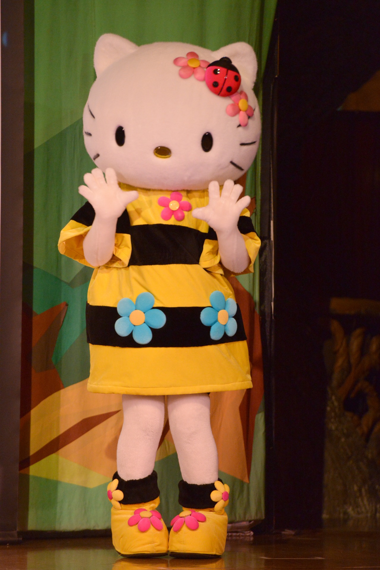 ミツバチ衣装で登場したハローキティ。 (c)2015 SANRIO CO.,LTD.