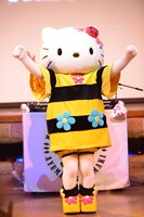 ミツバチ衣装をアピールするハローキティ。 (c)2015 SANRIO CO.,LTD.