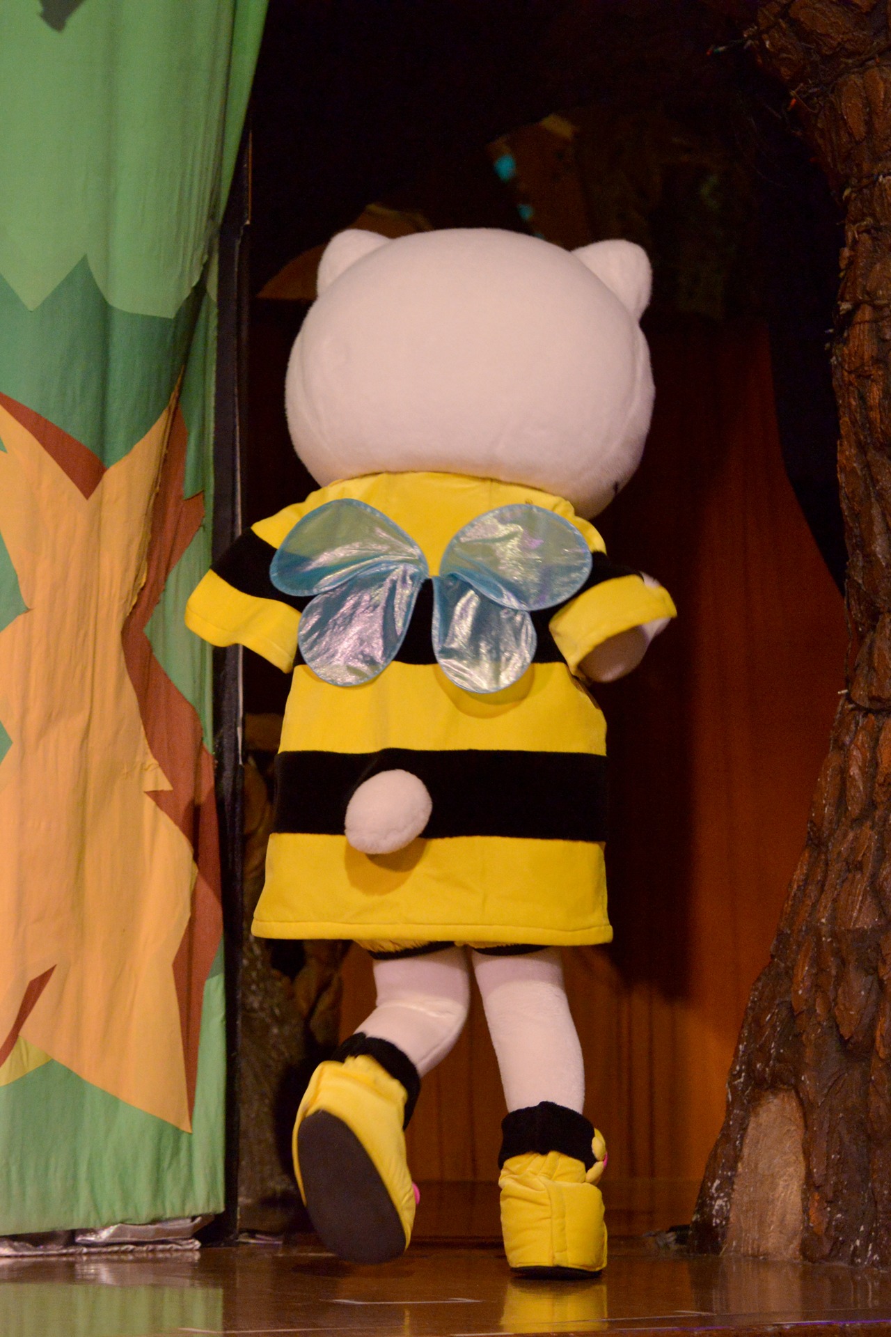 帰っていくハローキティ。 (c)2015 SANRIO CO.,LTD.