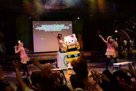 「蜜蜜蜜」をパフォーマンスするあゆみくりかまきとハローキティ（中央）。(c)2015 SANRIO CO.,LTD.