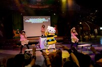 「蜜蜜蜜」をパフォーマンスするあゆみくりかまきとハローキティ（中央）。(c)2015 SANRIO CO.,LTD.