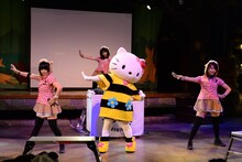 「蜜蜜蜜」をパフォーマンスするあゆみくりかまきとハローキティ（中央）。 (c)2015 SANRIO CO.,LTD.