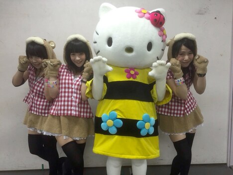 あゆみくりかまきとハローキティ（右から2番目）。 (c)2015 SANRIO CO.,LTD.