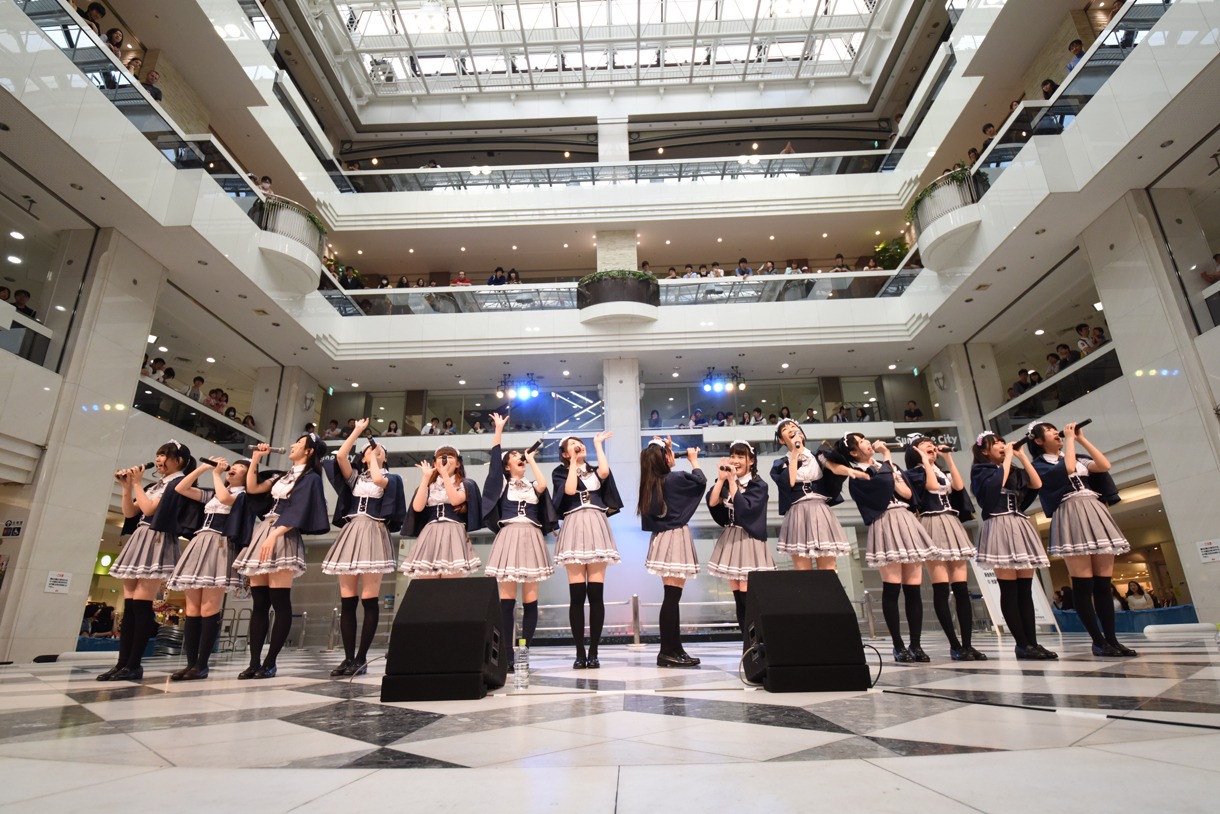 アイドルカレッジによるリリースイベントの様子。