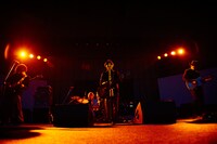 クリープハイプ「『一つじゃつまらないから、せめて二つくらいやろう』総集編 ～東京の中心で○○○を叫ぶ～」の様子。（撮影：神藤剛）