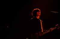 尾崎世界観（Vo, G）（撮影：神藤剛）