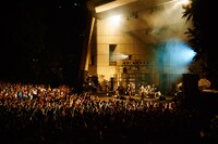 クリープハイプ「『一つじゃつまらないから、せめて二つくらいやろう』総集編 ～東京の中心で○○○を叫ぶ～」の様子。（撮影：神藤剛）