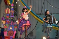 「チャラン・ポ・ランタン ツアー2015『唄とアコーディオンの姉妹劇場千秋楽 ～結成6周年記念～』“ブタ音楽祭”」の様子。