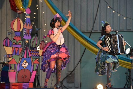 「チャラン・ポ・ランタン ツアー2015『唄とアコーディオンの姉妹劇場千秋楽 ～結成6周年記念～』“ブタ音楽祭”」の様子。