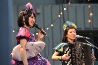 「チャラン・ポ・ランタン ツアー2015『唄とアコーディオンの姉妹劇場千秋楽 ～結成6周年記念～』“ブタ音楽祭”」の様子。