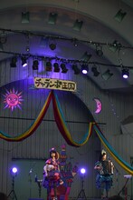 「チャラン・ポ・ランタン ツアー2015『唄とアコーディオンの姉妹劇場千秋楽 ～結成6周年記念～』“ブタ音楽祭”」の様子。