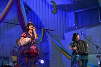 「チャラン・ポ・ランタン ツアー2015『唄とアコーディオンの姉妹劇場千秋楽 ～結成6周年記念～』“ブタ音楽祭”」の様子。