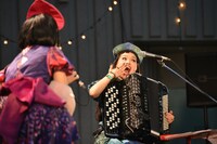 「チャラン・ポ・ランタン ツアー2015『唄とアコーディオンの姉妹劇場千秋楽 ～結成6周年記念～』“ブタ音楽祭”」の様子。