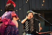 「チャラン・ポ・ランタン ツアー2015『唄とアコーディオンの姉妹劇場千秋楽 ～結成6周年記念～』“ブタ音楽祭”」の様子。