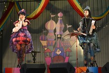 「チャラン・ポ・ランタン ツアー2015『唄とアコーディオンの姉妹劇場千秋楽 ～結成6周年記念～』“ブタ音楽祭”」の様子。