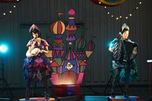 「チャラン・ポ・ランタン ツアー2015『唄とアコーディオンの姉妹劇場千秋楽 ～結成6周年記念～』“ブタ音楽祭”」の様子。