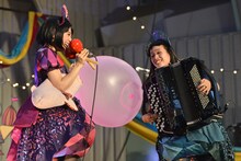 「チャラン・ポ・ランタン ツアー2015『唄とアコーディオンの姉妹劇場千秋楽 ～結成6周年記念～』“ブタ音楽祭”」の様子。