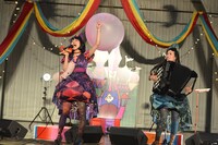 「チャラン・ポ・ランタン ツアー2015『唄とアコーディオンの姉妹劇場千秋楽 ～結成6周年記念～』“ブタ音楽祭”」の様子。