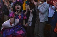 客席通路で歌うもも。