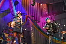 「チャラン・ポ・ランタン ツアー2015『唄とアコーディオンの姉妹劇場千秋楽 ～結成6周年記念～』“ブタ音楽祭”」アンコールの様子。