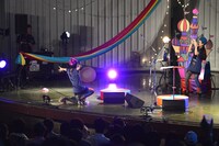 観客をバックに写メを撮影するチャラン・ポ・ランタン。