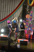 観客をバックに撮影するチャラン・ポ・ランタン。